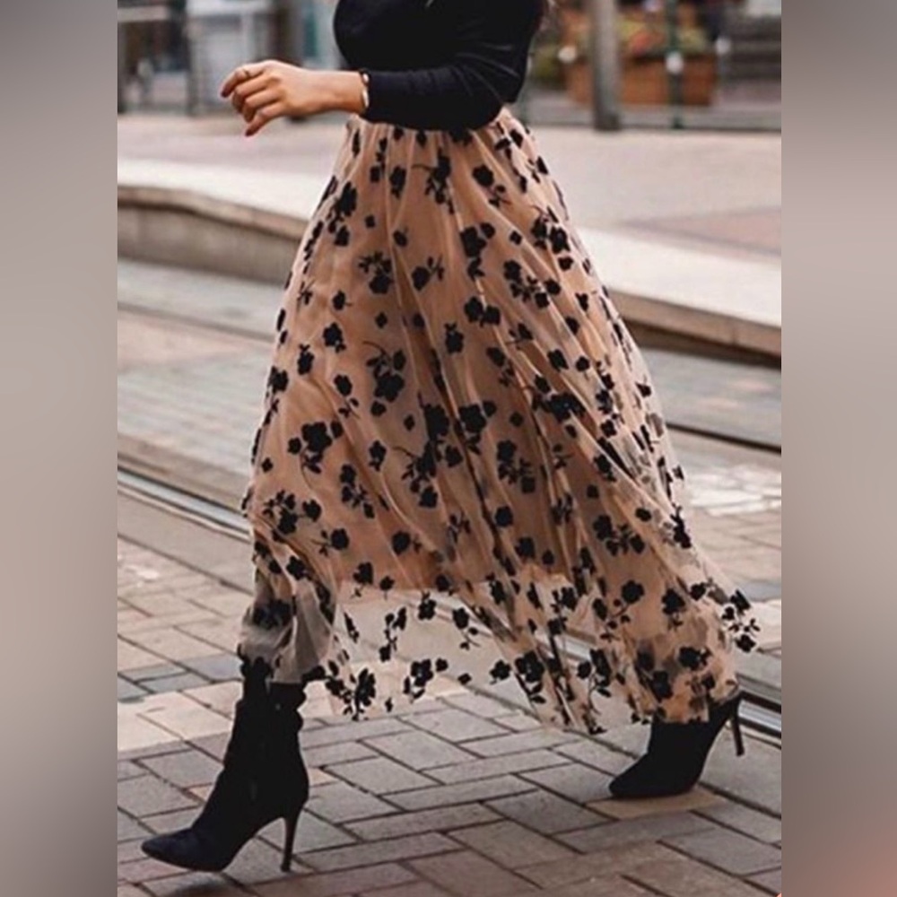 Chicwish SZ S/M 3D Black Velvet Floral and Tan Mesh Tulle Lined Elastic waist
